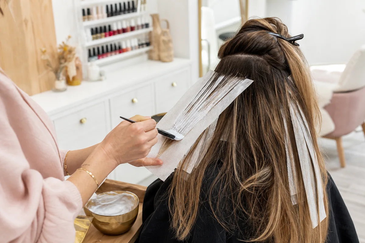 Application d’un balayage mèche par mèche sur cheveux longs en salon